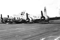 Auch viele B-17, die zwischen 1943 und 1945 in der neutralen Schweiz Zuflucht suchten, landeten notfallmässig auf dem Bauch. Im Bild eine Maschine, die es trotz Jägerangriffen 1944 über Deutschland zu ihrem Stützpunkt in England zurück geschafft hat. (Bild: US Air Force)