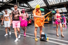 Schrilles Party-Volk trifft in Zürich ein.(Bild Keystone)