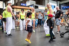 Im 27. Jahr der Street Parade müssen sich einige Raver jünger geben, als sie tatsächlich sind. Nur einzelne sind wirklich noch (sehr) jung.(Bild Keystone.)