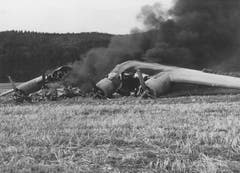 Am 13. August 1943 schwelen die Trümmer der B-24D Liberator mit Spitznamen «Death Dealer» in der Thurau bei Wil. (Bild: Warbird.ch)
