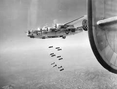 B-24J im Einsatz über dem deutschen Reich. (Bild: US Air Force)
