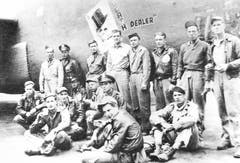 Besatzung und Bodenpersonal der B-24D Liberator mit dem Spitznamen «Death Dealer» in Nordafrika. Man beachte die Zeichnung auf dem Rumpfbug des Bombers. Viele US-Kriegsflugzeuge des Zweiten Weltkriegs waren so mit einem Namen und einer dazu passenden Bemalung dekoriert. (Bild: Warbird.ch)