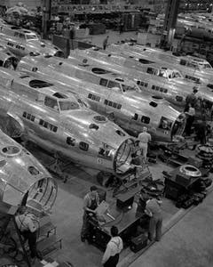 Die USA bauten im Zweiten Weltkrieg nicht nur technisch gute Flugzeuge, sie bauten sie auch in grosser Zahl. Wie hier die B-17 im Boeing-Werk in Seattle. (Bild: Boeing)
