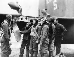 Noch einmal davongekommen: Nach einem Angriff auf Oschersleben begutachtet eine B-17-Besatzung Beschussschäden am Leitwerk ihres Flugzeugs. (Bild: US Air Force)