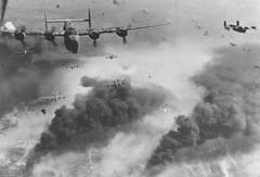 B-24D Liberator über den brennenden Ölfeldern und Raffinerien im rumänischen Ploesti. Der erste Angriff auf dieses Ziel wurde am 1. August 1943 von Nordafrika aus geflogen. Der zwei Wochen später bei Wil notgelandete Death Dealer war Teil dieser für die beteiligten Bomberverbände sehr verlustreichen Aktion. (Bild: US Air Force)