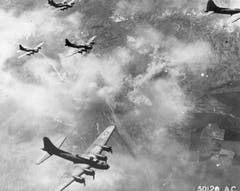 B-17F am 17. August 1943 über Schweinfurt: Der Angriff auf die dortigen Kugellagerfabriken erwies sich als äusserst verlustreich. Über 70 Fliegende Festungen wurden von den Fliegerabwehrkanonen und Jagdflugzeugen abgeschossen. (Bild: US Air Force)