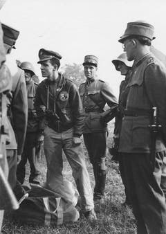 Bomberpilot Alva J. Geron kurz nach der Notlandung in der Thurau umgeben von Angehörigen der Schweizer Armee. (Bild: Warbird.ch)
