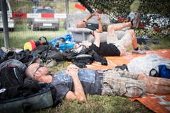 Auch Pause muss sein - etwa auf einem Sofa im Freien. (Bild: Ralph Ribi)