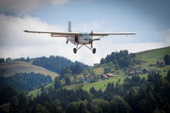 Ein Pilatus Porter bringt die Fallschirmspringer nach oben. (Bild: Ralph Ribi)