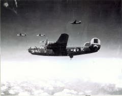 Eine weit auseinandergezogene Formation B-24 Liberator 1944 über den Alpen. (Bild: US Air Force)