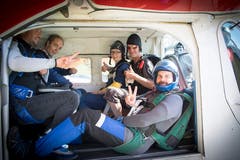 Eine Gruppe der Fallschirmspringer kurz vor dem Abflug.(Bild: Ralph Ribi)