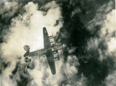 Bombereinsätze über dem Dritten Reich blieben bis zum Ende des Zweiten Weltkriegs risikoreich: Diesem B-24 Liberator wurden von der Fliegerabwehr Teile des Leitwerks weggeschossen. (Bild: US Air Force)