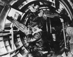 Zwei Rumpfschützen in einer B-17F. Im Zweiten Weltkrieg führten US-Langstreckenbomber bis zu zwölf auf verschiedene Gefechtsstände verteilte schwere Maschinengewehre mit sich. In der Theorie sollten sie sich und ihre Formation damit gegen Jagdflugzeuge verteidigen können. In der Praxis erwies sich das als schwierig. Unter anderem darum, weil die deutschen Jäger Kanonen mit grösserer Reichweite einsetzen konnten. (Bild: US Air Force)