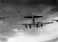 Eine enge Formation von B-17F Flying Fortress. (Bild: US Air Force)