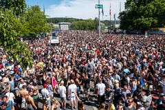 Hunderttausende vergnügen sich bei bestem Wetter rund ums Zürcher Seebecken an der Street Parade.(Bild Keystone)