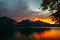 Zu sehen ist ein Abendrot über dem Vierwaldstädtersee, respektive dem Urnersee. Das Abendrot befindet sich über dem Ober-und Niederbauen. (Bild: Jon Trachsel (Flüelen, 07. August 2018)