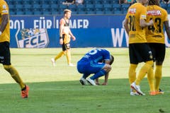 Der Luzerner Filip Ugrinic (Mitte) kauert am Ende des verlorenen Spiels am Boden. (Bild: Keystone/Urs Flüeler)