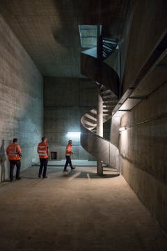 Die Wendeltreppe am Ende des "Echogangs". Sie führt hinauf zur Decke des Tunnels. (Bild: Urs Bucher)