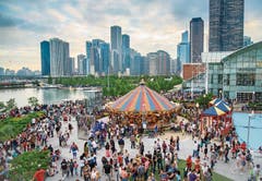 Riesenrad, Karussell, Restaurants, Einkaufsarkaden und zwei Museen locken ans Navy Pier. (Bild: Ranvestel Photographic, Choose Chicago.)