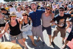 Der Sänger der Band Suma Covjek (im blauen Shirt) singt in der Menschenmenge.(Bild: Eveline Beerkircher)