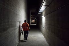 Der "Echogang" liegt zwischen den beiden Fahrbahnen des Rosenbergtunnels, nahe des Ostportals. (Bild: Urs Bucher)