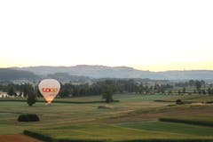 Die letzten Vorbereitungen für die Ballonfahrt bei Sonnenaufgang werden getroffen. (Bild: Irene Wanner (Schötz, 12. August 2018))
