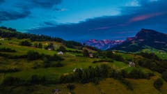 Mit der Drohne in 200 Meter Höhe über Nesslau mit Blick Richtung Säntis. (Bild: Renato Maciariello)
