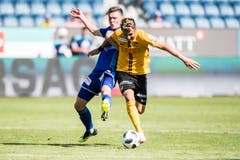 Der Luzerner Silvan Sidler (links) im Zweikampf gegen Miralem Sulejmani von YB. (Bild: Keystone/Urs Flüeler)