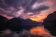 Zu sehen ist ein Abendrot über dem Vierwaldstädtersee, respektive dem Urnersee in Flüelen und eine Färbung der Wolken über dem Ober- und Niederbauen. (Bild: Jon Trachsel (Flüelen, 05. August 2018)
