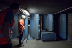 Der Abluftkanal mit Lüftungsklappen in der Decke der südlichen Tunnelröhre.(Bild: Urs Bucher)