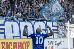 Der Luzerner Blessing Eleke jubelt vor den Luzerner Fans. (Bild: Keystone/Urs Flüeler)