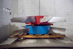 Riesige Räder für die Ventilatoren der Tunnellüftung: blau für Zuluft, rot für Abluft.(Bild: Urs Bucher)