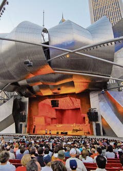 Im Jay Pritzker Pavilion finden regelmässig Konzerte und Filmvorstellungen statt. (Bild: Choose Chicago)