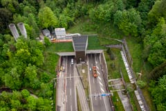 Das Westportal des Rosenbergtunnels im Hätterenwald. (Bild: Benjamin Manser)