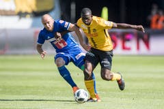 Der Luzerner Valeriane Gvilia (links) kämpft gegen Sekou Sanogo von YB um Den Ball. (Bild: Keystone/Urs Flüeler)