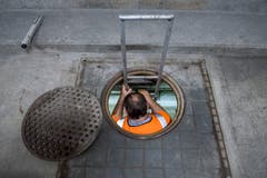 Leitern führen hinab in die Werkleitungskanäle unter den beiden Fahrbahnen. (Bild: Urs Bucher)