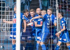 Die Luzerner feiern das 1:1 durch Pascal Schürpf nach einem Handspenalty. (Bild: Keystone/Urs Flüeler)