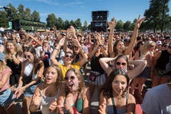 Das Gelände vor der Bühne ist voll mit gutgelaunten Festival-Gästen.(Bild: Eveline Beerkircher)