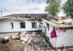 Das Dach hat grossen Schaden erlitten. (Bild: Andrea Stalder)