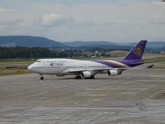 Thai-Jumbo rollt zum Startpunkt, ca. 14.16 Uhr. (Bild: Josef Müller (Kloten, 13. August 2018))