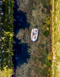 Teil 4: Im Gummiboot die Sonne geniessen. (Bild: Benjamin Manser und Michel Canonica)