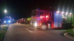 Insgesamt 100 Feuerwehrleute wurden aufgeboten. (Bild: Beat Kälin/brk News)