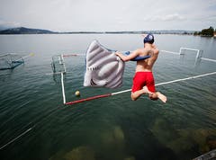 Zuger Schwimmfest 2018 im Zugersee bei der Rössliwiese. Wasserballturnier mit den Spassmannschaften Scampis und Here for Beer. (Bild: Stefan Kaiser (Zug, 11. August 2018))