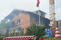 Am Vormittag trat noch immer Rauch aus dem Haus aus. (Bild: Lucien Rahm (Malters, 13. August 2018))