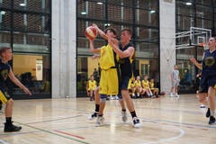 Vito mit einem Korbleger gegen Fabian im Basketballcamp in Tenero. (Bild: Luka Stojic)