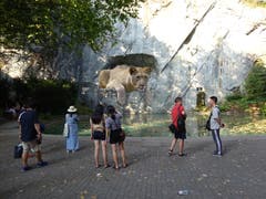 Die Arbeiten beim Löwendenkmal sind abgeschlossen und der Teich ist wieder gefüllt. (Bild: Josef Müller (Luzern, 12. August 2018))