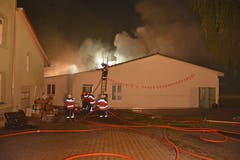 Die Feuerwehrleute versuchen, alle Glutnester zu erreichen. (Bild: Kapo TG)