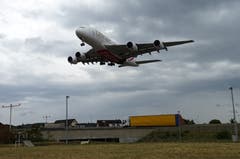 Emirates A380 wenige Sekunden vor der Landung auf Piste 28 um ca. 13.17 Uhr. (Bild: Josef Müller (Kloten, 13. August 2018))
