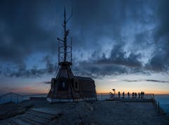 An der Wetterstation auf dem Säntisgipfel warten die Fotografen auf den Sonnenaufgang. (Bild: Wolfgang Reisser)
