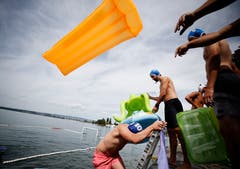 Zuger Schwimmfest 2018 im Zugersee bei der Rössliwiese. Wasserballturnier mit den Spassmannschaften Scampis und Here for Beer. (Bild: Stefan Kaiser (Zug, 11. August 2018))